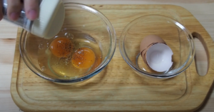 溶き卵を作るシーン1