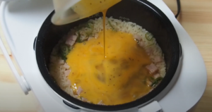 炊きあがった炒飯に溶き卵を流し入れるシーン