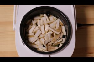 炊飯器に松茸ごはん風エリンギ炊き込みご飯の材料を入れたシーン