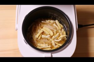 炊飯器に新生姜の炊き込みご飯の材料を入れたシーン